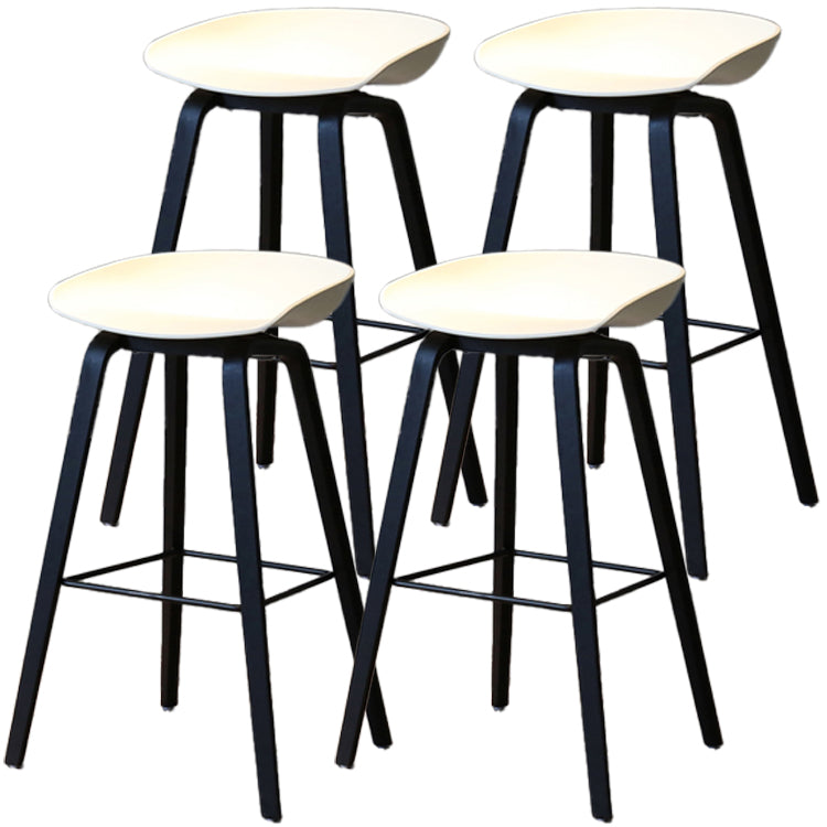 Barhocker im skandinavischen Stil, Holzbeine, PP-Schalensitz für Thekenbar
