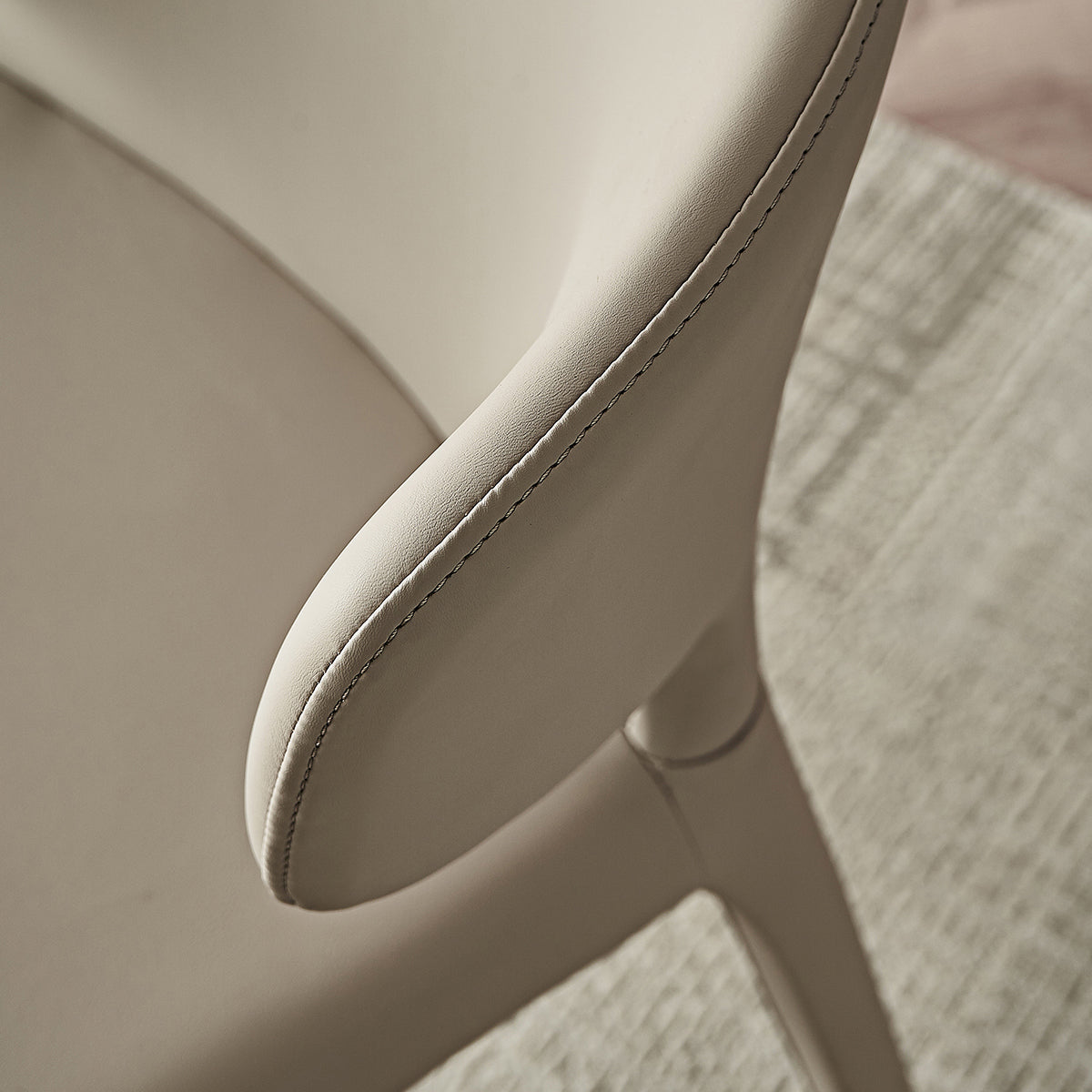 Silla de comedor moderna de piel sintética con respaldo lateral para uso doméstico