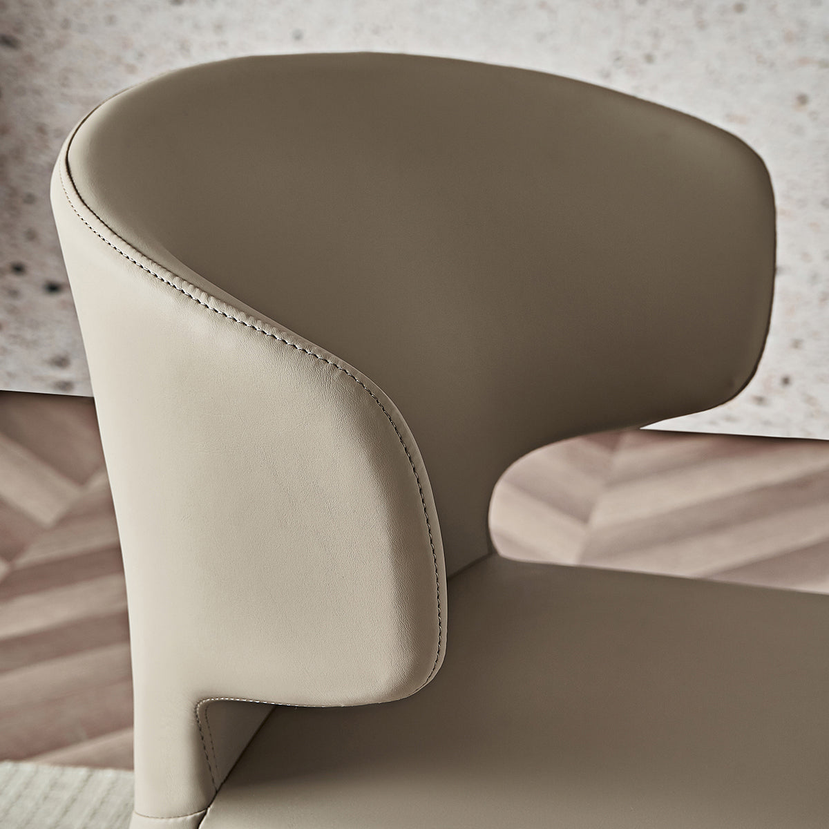 Silla de comedor moderna de piel sintética con respaldo lateral para uso doméstico