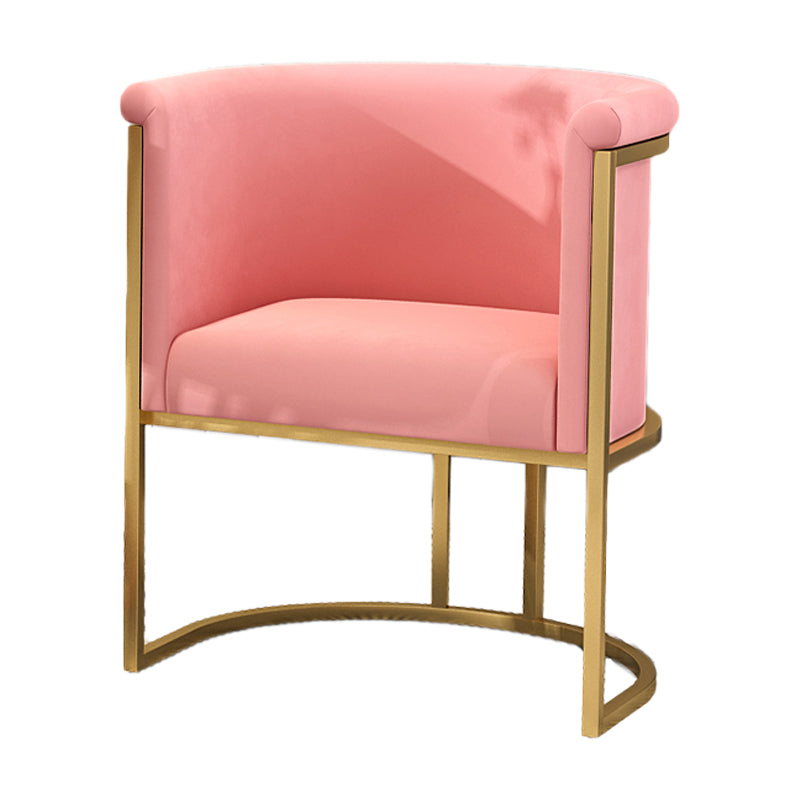 El respaldo sólido sin brazos del estilo escandinavo preside la silla lateral tapizada de lujo