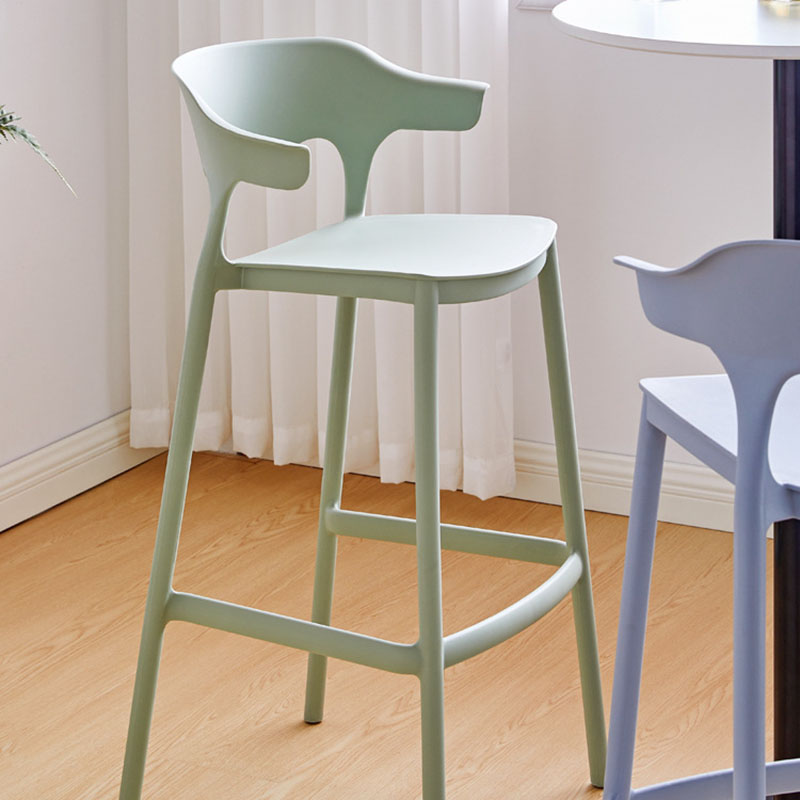 Taburete de bar de plástico de estilo moderno con reposapiés y taburete de bar simple para sala de estar con respaldo bajo