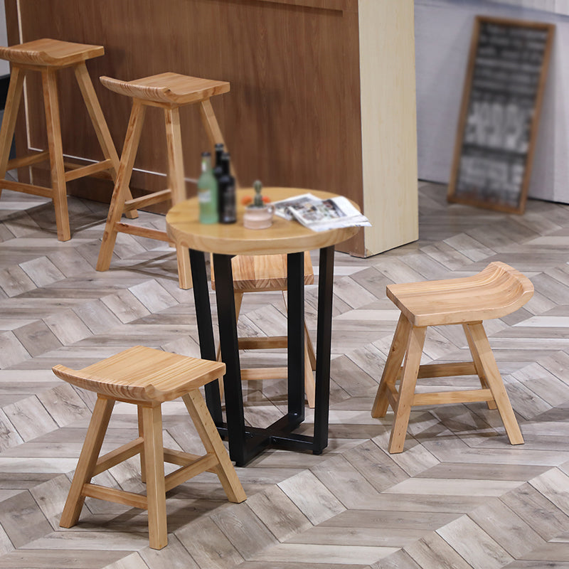Taburete de bar interior contemporáneo de madera maciza con reposapiés y asiento de madera