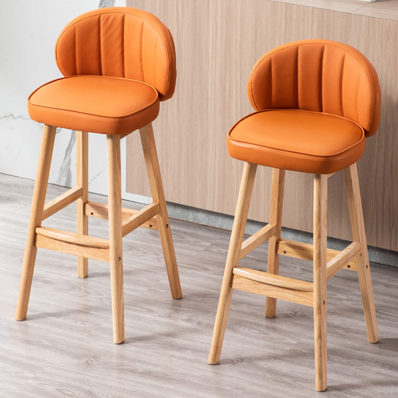 Taburete de bar Bristol de madera maciza de cuero contemporáneo con reposapiés y respaldo bajo