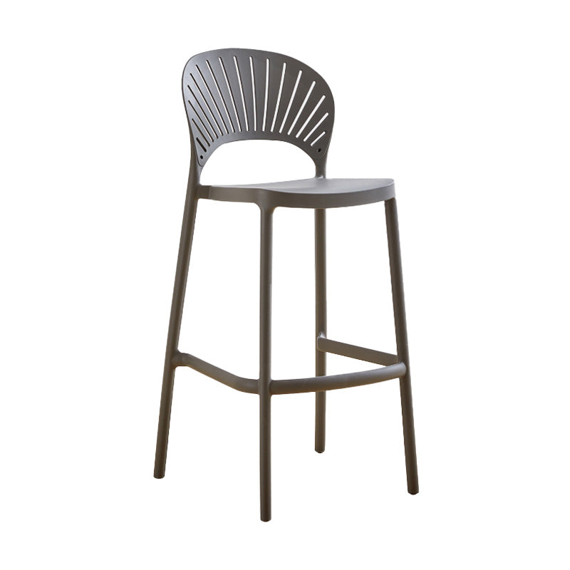 Taburete de bar de plástico de estilo moderno con reposapiés, taburete de bar apilable para exteriores con respaldo bajo