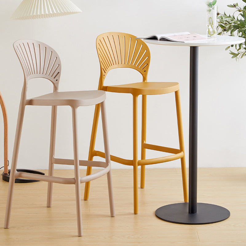 Taburete de bar de plástico de estilo moderno con reposapiés, taburete de bar apilable para exteriores con respaldo bajo