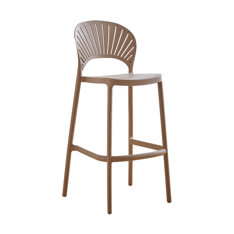 Taburete de bar de plástico de estilo moderno con reposapiés, taburete de bar apilable para exteriores con respaldo bajo