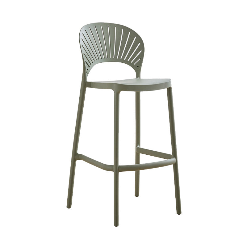 Taburete de bar de plástico de estilo moderno con reposapiés, taburete de bar apilable para exteriores con respaldo bajo