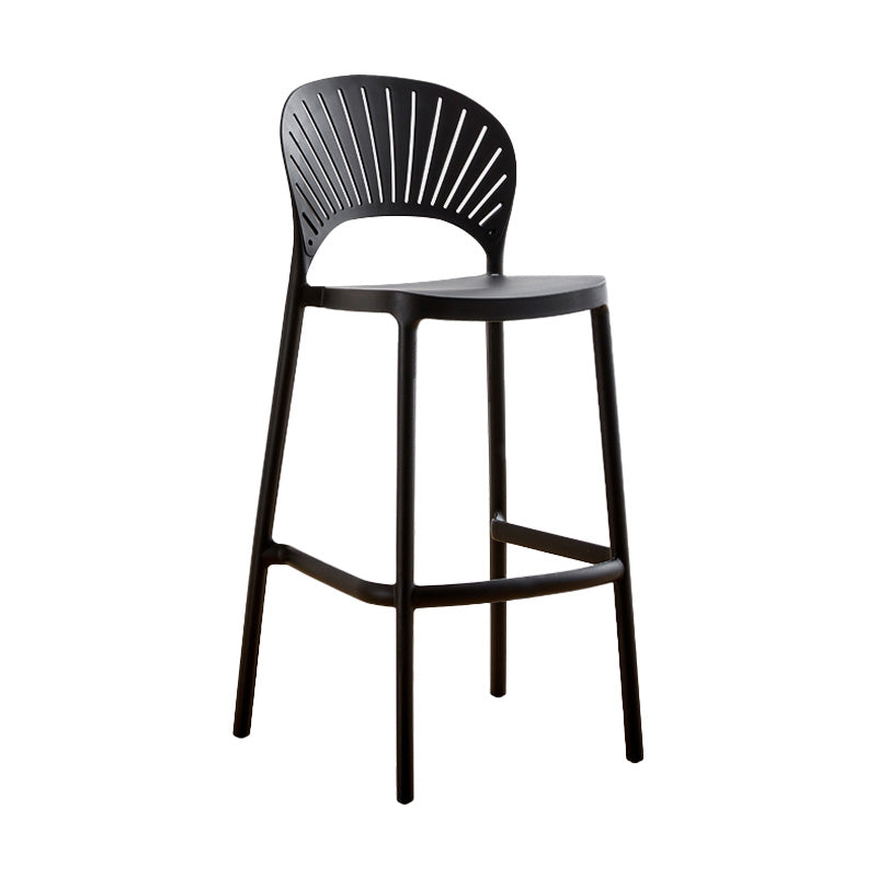 Taburete de bar de plástico de estilo moderno con reposapiés, taburete de bar apilable para exteriores con respaldo bajo