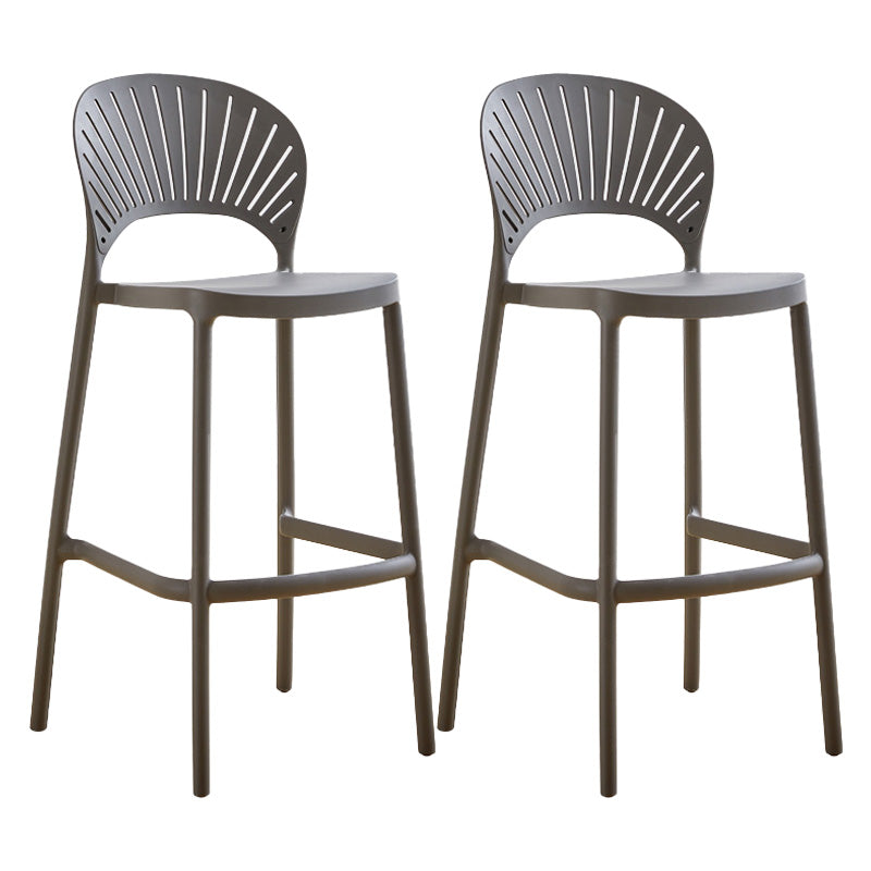 Taburete de bar de plástico de estilo moderno con reposapiés, taburete de bar apilable para exteriores con respaldo bajo