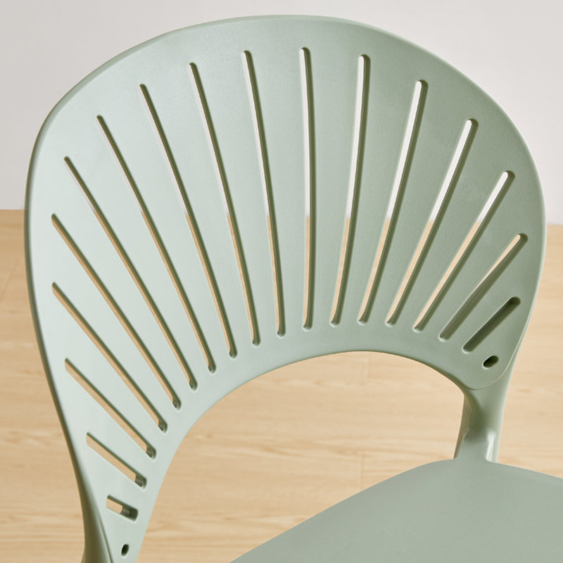 Taburete de bar de plástico de estilo moderno con reposapiés, taburete de bar apilable para exteriores con respaldo bajo