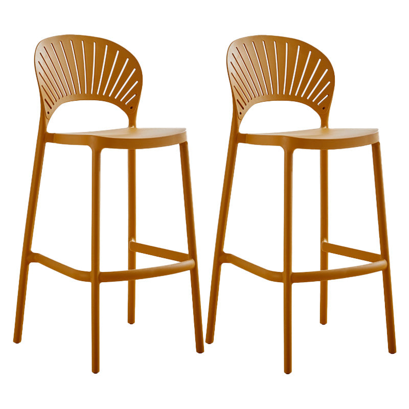 Taburete de bar de plástico de estilo moderno con reposapiés, taburete de bar apilable para exteriores con respaldo bajo
