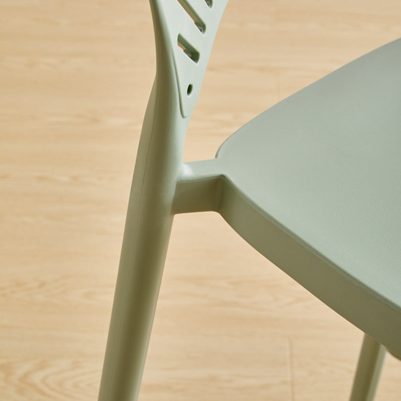 Taburete de bar de plástico de estilo moderno con reposapiés, taburete de bar apilable para exteriores con respaldo bajo