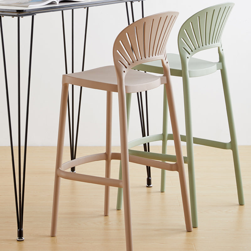 Taburete de bar de plástico de estilo moderno con reposapiés, taburete de bar apilable para exteriores con respaldo bajo