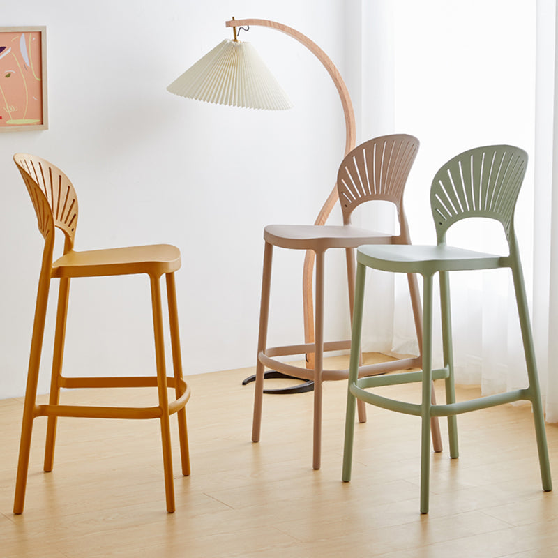 Taburete de bar de plástico de estilo moderno con reposapiés, taburete de bar apilable para exteriores con respaldo bajo