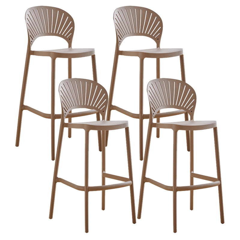 Taburete de bar de plástico de estilo moderno con reposapiés, taburete de bar apilable para exteriores con respaldo bajo