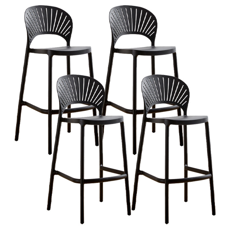 Taburete de bar de plástico de estilo moderno con reposapiés, taburete de bar apilable para exteriores con respaldo bajo