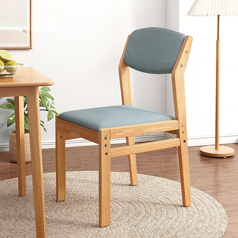 Silla lateral moderna de tela de madera de caucho, acabado mate, parte trasera abierta, silla de comedor