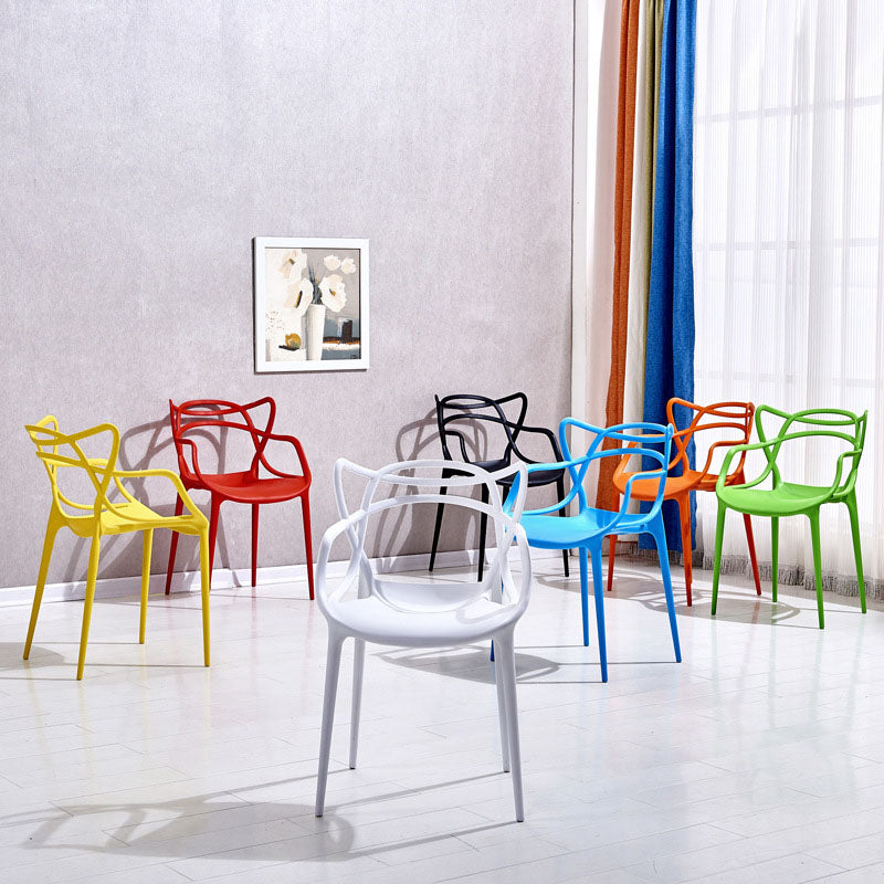 Silla contemporánea con respaldo abierto, silla lateral con brazo de comedor y patas de plástico