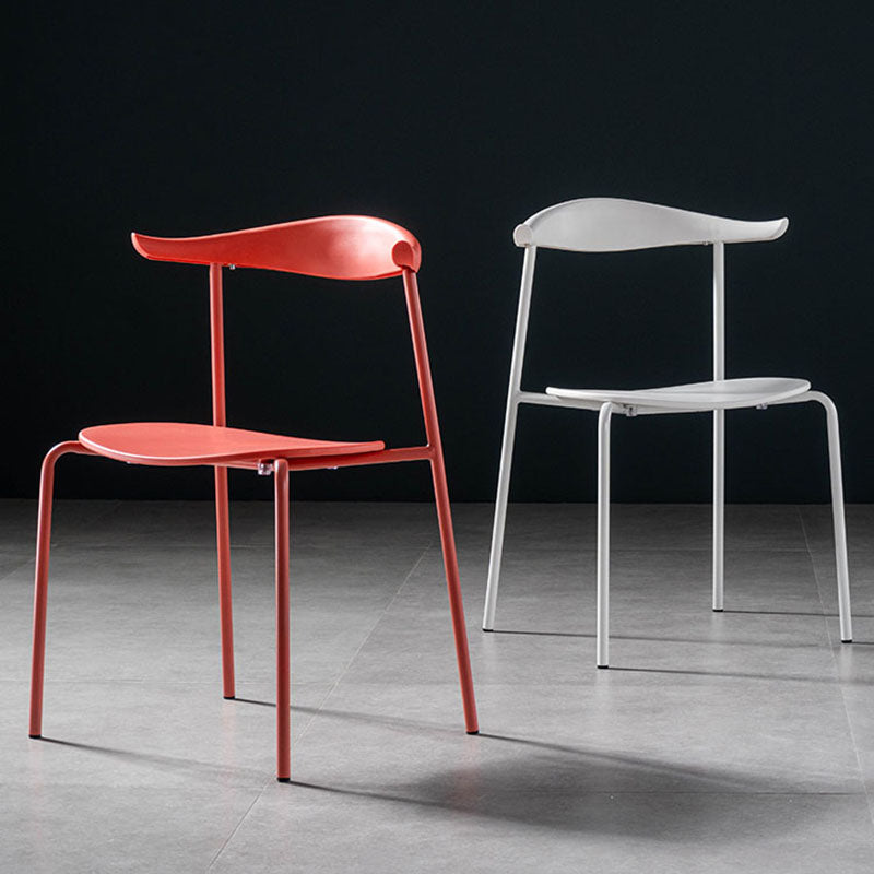 Silla contemporánea con respaldo abierto, silla auxiliar sin brazos con patas de metal