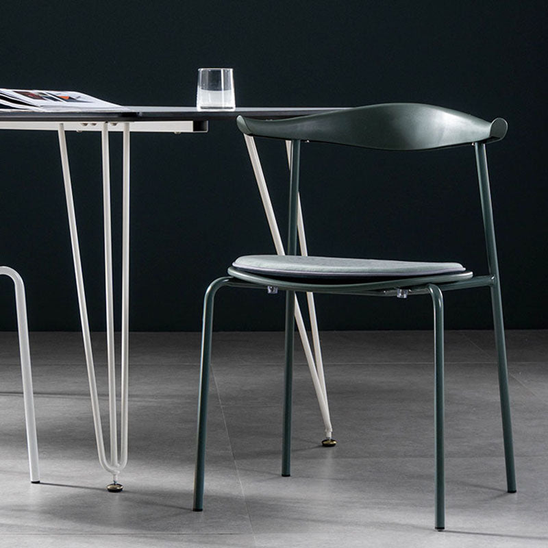 Silla contemporánea con respaldo abierto, silla auxiliar sin brazos con patas de metal