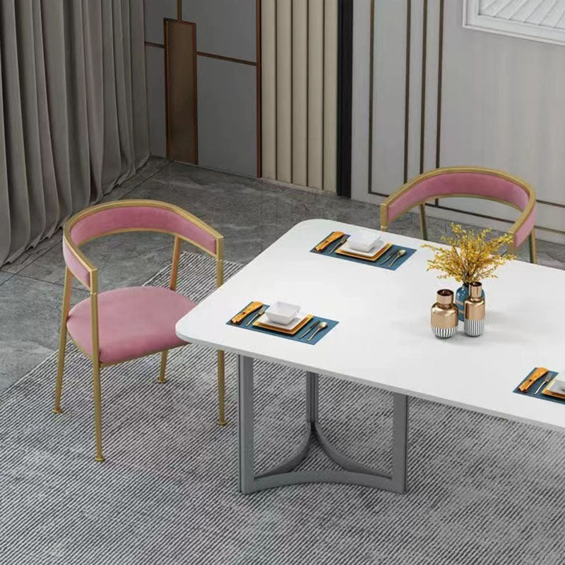 Silla de comedor tapizada con brazo de metal Glam, silla lateral de comedor para uso en restaurantes