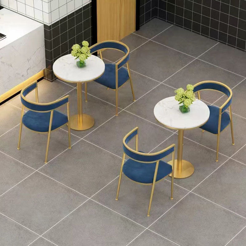 Silla de comedor tapizada con brazo de metal Glam, silla lateral de comedor para uso en restaurantes