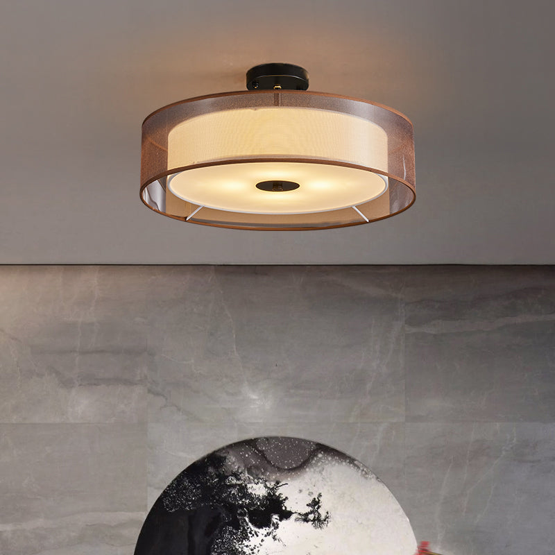 Traditionele trommel dicht bij plafondlichte stof plafondlamp in het zwart