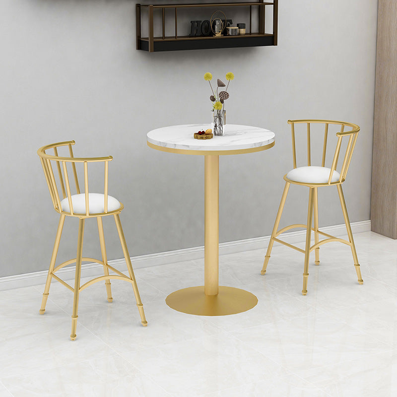 Tabouret de bar rond rembourré avec dossier et repose-pieds et base en fer