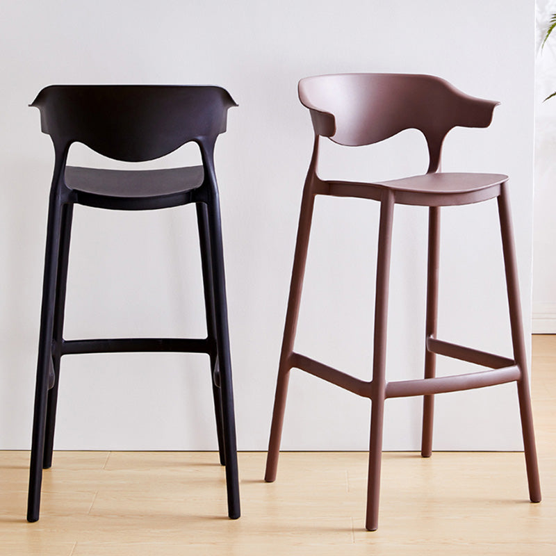 Taburete de bar de plástico de estilo moderno con reposapiés, taburete de bar apilable con respaldo bajo
