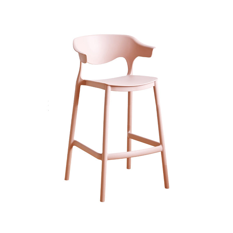 Taburete de bar de plástico de estilo moderno con reposapiés, taburete de bar apilable con respaldo bajo