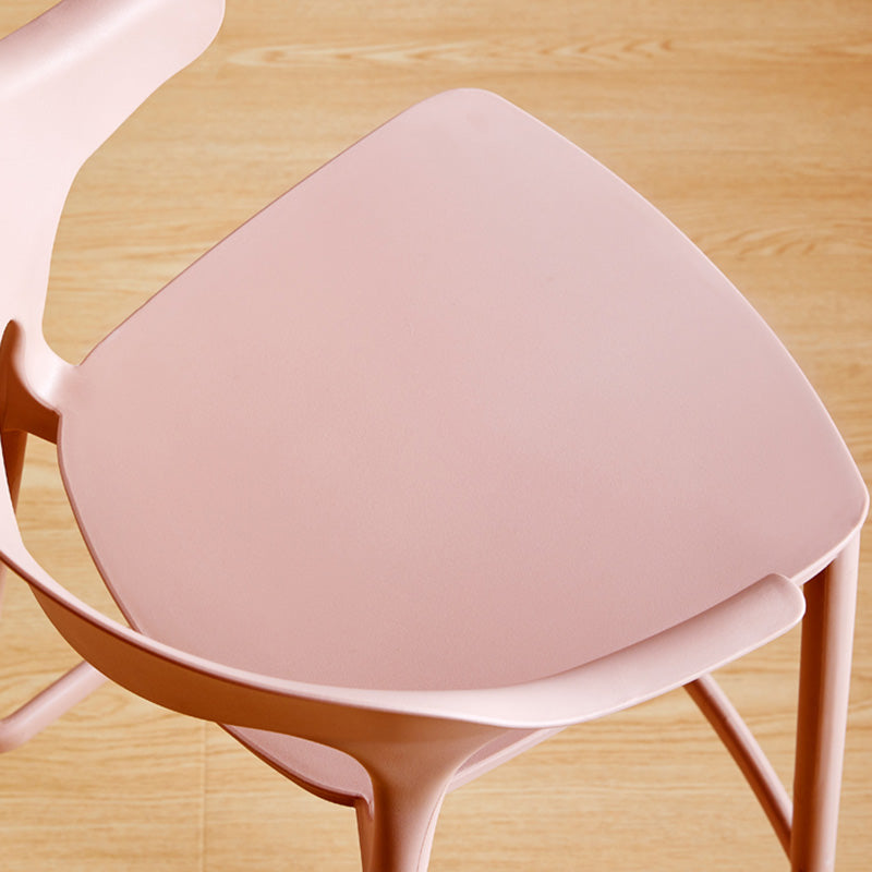 Taburete de bar de plástico de estilo moderno con reposapiés, taburete de bar apilable con respaldo bajo