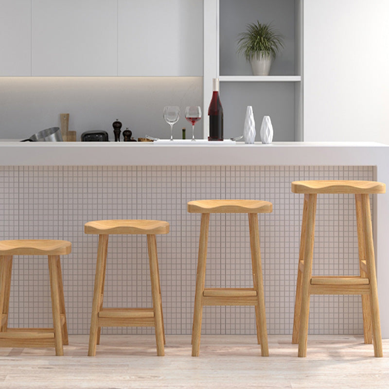 Zeitgenössische massive Holzbarhohocker Häuser mit Holzsitz und Fußstütze