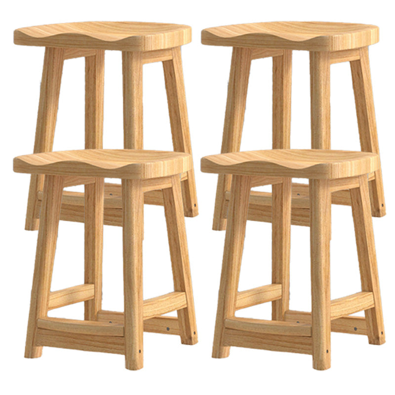 Zeitgenössische massive Holzbarhohocker Häuser mit Holzsitz und Fußstütze