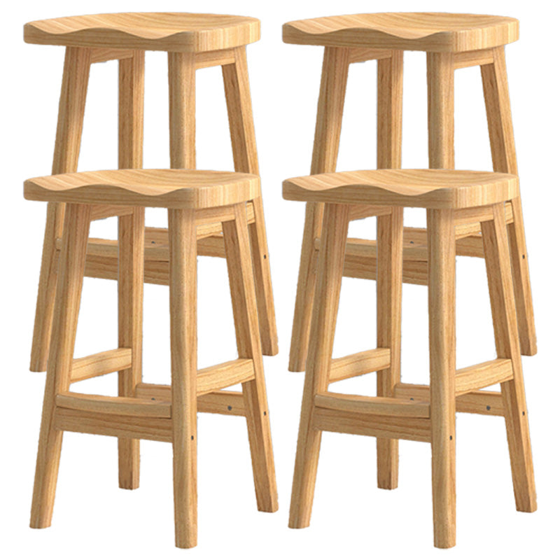 Zeitgenössische massive Holzbarhohocker Häuser mit Holzsitz und Fußstütze
