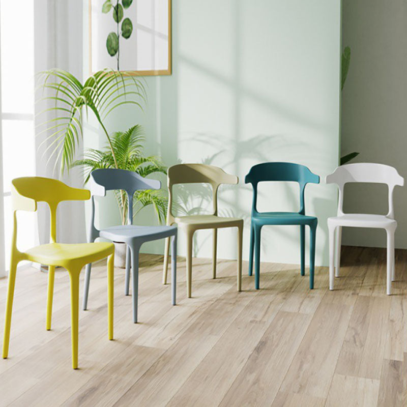 Silla de comedor moderna de plástico con acabado mate y respaldo abierto