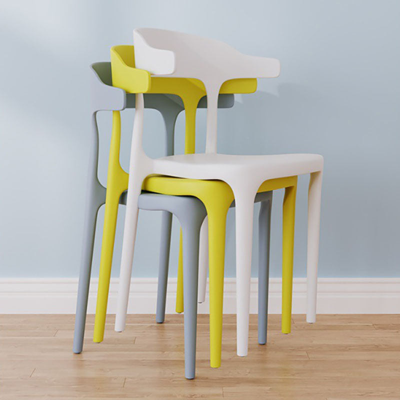 Silla de comedor moderna de plástico con acabado mate y respaldo abierto