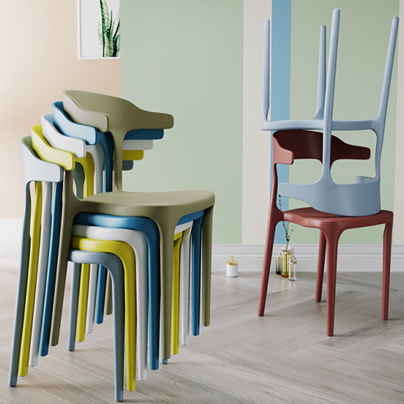Silla de comedor moderna de plástico con acabado mate y respaldo abierto
