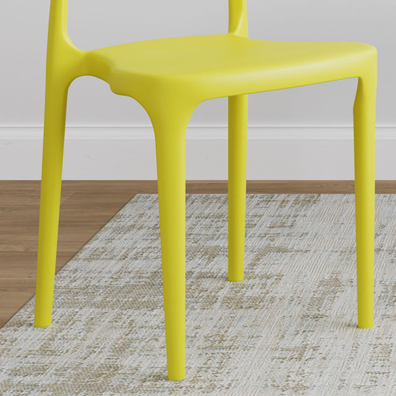 Silla de comedor moderna de plástico con acabado mate y respaldo abierto