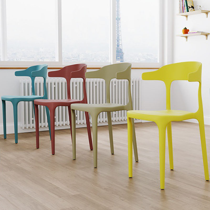 Silla de comedor moderna de plástico con acabado mate y respaldo abierto