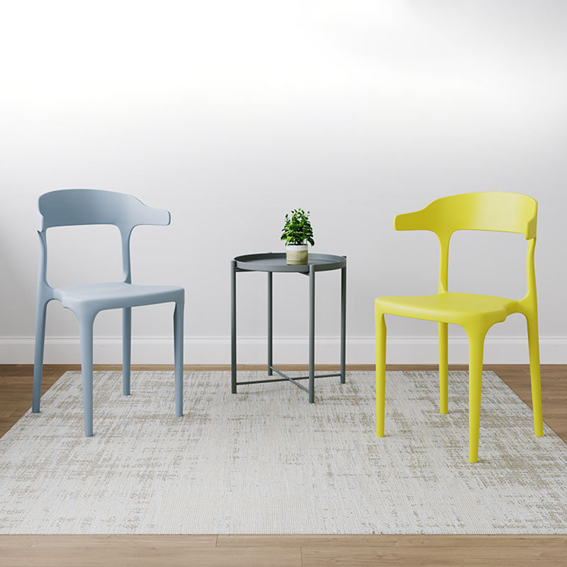 Silla de comedor moderna de plástico con acabado mate y respaldo abierto