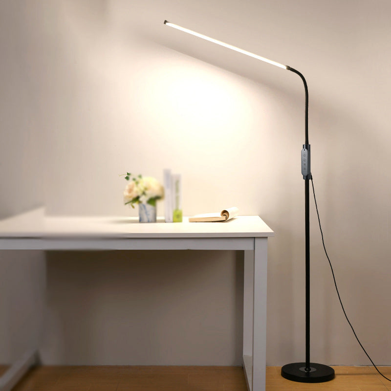 Lampadaire en forme linéaire de style contemporain de style métal.