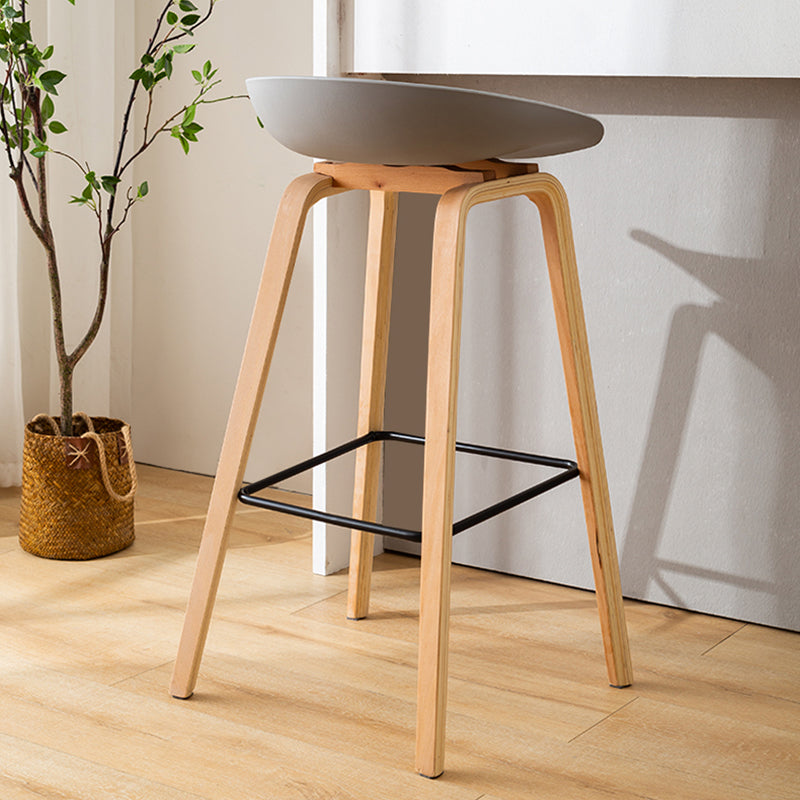 Barhocker im skandinavischen Stil, Holzbeine, PP-Schalensitz für Restaurantbar