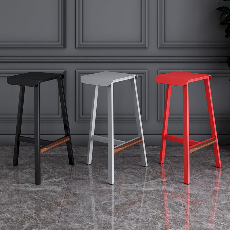 Taburete de bar simple sin respaldo de metal industrial 26" H Taburete alto interior con asiento cuadrado