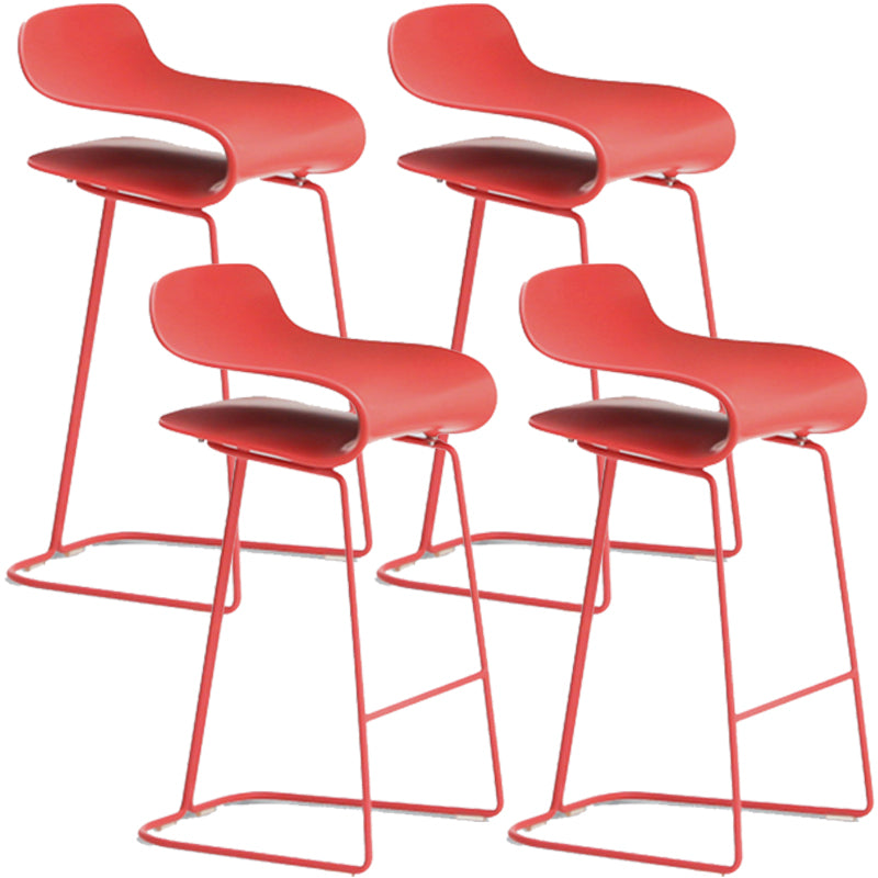 Taburete nórdico simple con respaldo bajo, taburete alto de hierro para interiores con asiento de plástico