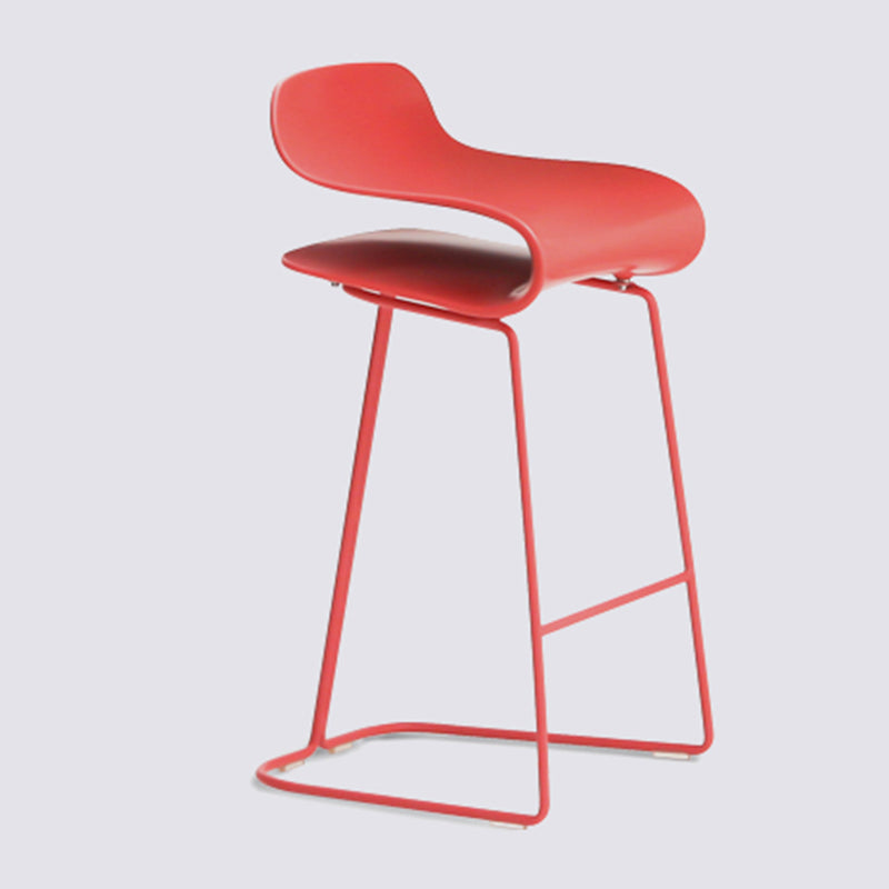 Taburete nórdico simple con respaldo bajo, taburete alto de hierro para interiores con asiento de plástico