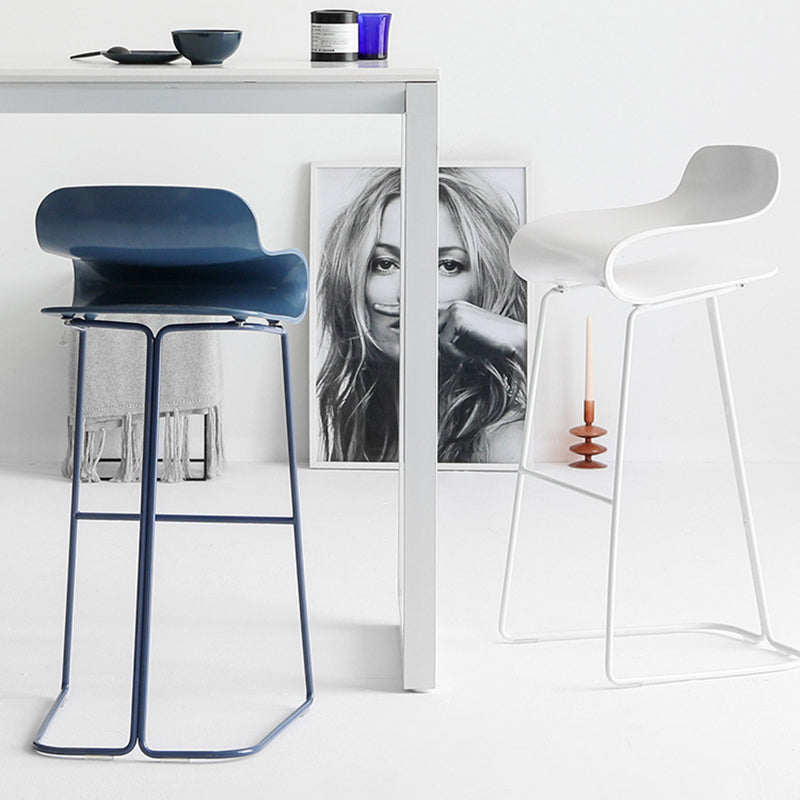 Taburete nórdico simple con respaldo bajo, taburete alto de hierro para interiores con asiento de plástico