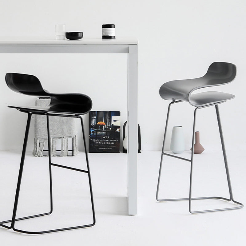 Taburete nórdico simple con respaldo bajo, taburete alto de hierro para interiores con asiento de plástico