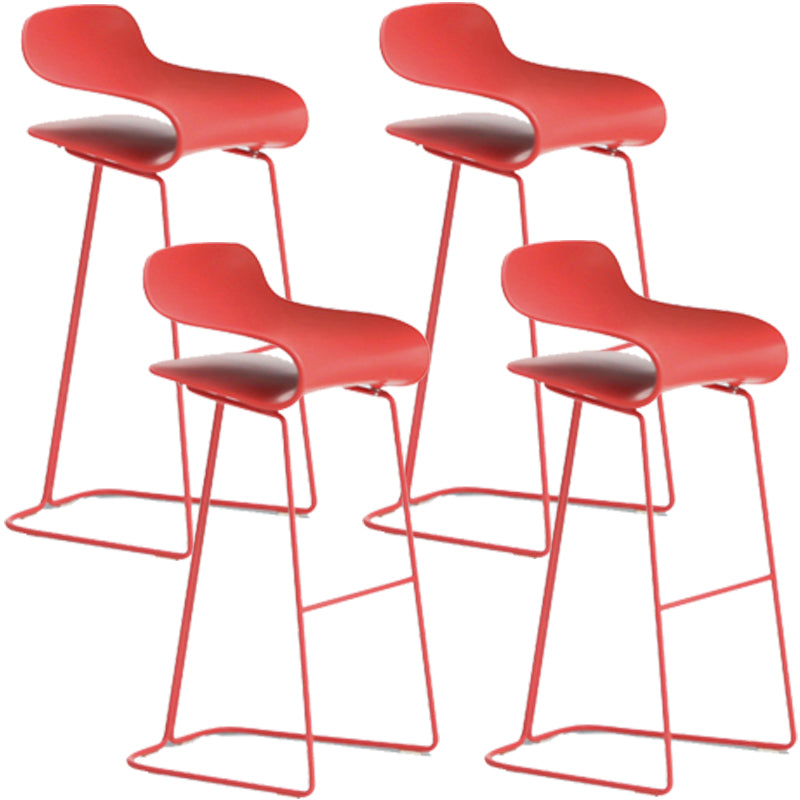 Taburete nórdico simple con respaldo bajo, taburete alto de hierro para interiores con asiento de plástico