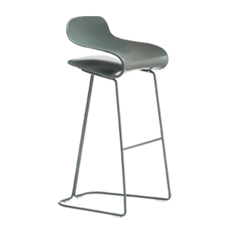 Taburete nórdico simple con respaldo bajo, taburete alto de hierro para interiores con asiento de plástico