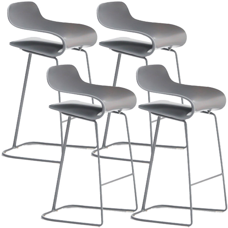 Taburete nórdico simple con respaldo bajo, taburete alto de hierro para interiores con asiento de plástico